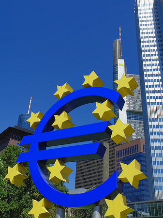 Eurozeichen mit Eurotower Fotos