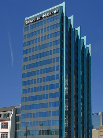 Schweizer National mit Häusern