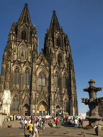 Fotos Touristen tummeln sich vor Kölner Dom