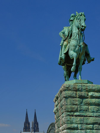 Kölner Dom mit Reiterstatue Foto 