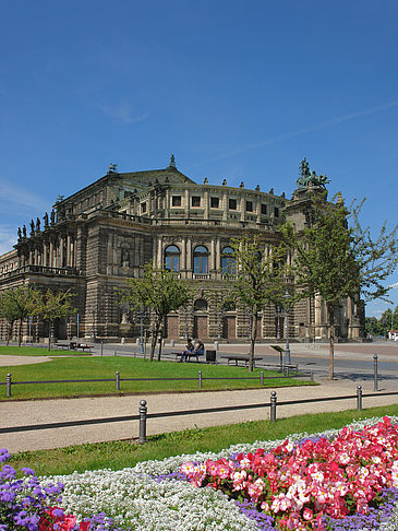 Semperoper mit Blumen Foto 