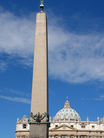 Obelisk mit dem Petersdom Foto 