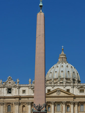 Obelisk mit dem Petersdom Foto 