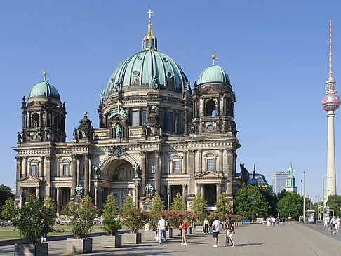 Berliner Dom mit Fernsehturm Foto 