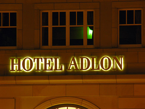 Hotel Adlon bei Nacht Foto 