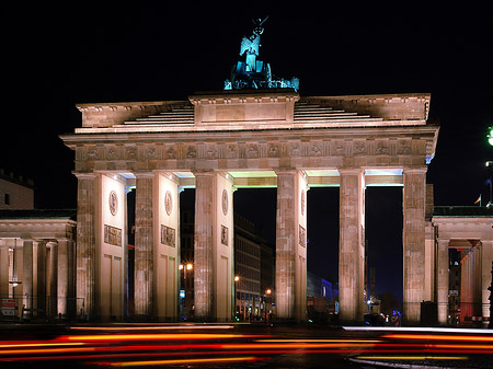 Foto Brandenburger Tor mit Straßenverkehr