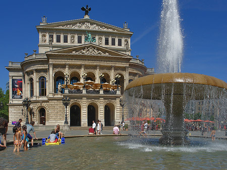 Foto Alte Oper mit Brunnen