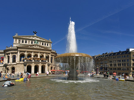 Foto Alte Oper mit Brunnen