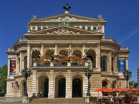 Alte Oper mit Schirmen Foto 