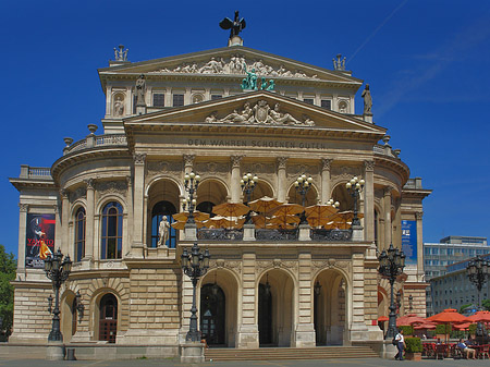 Alte Oper mit Schirmen Foto 