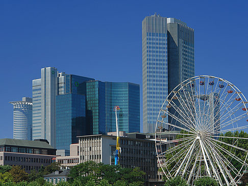 Foto Eurotower und dresdener Bank mit riesenrad