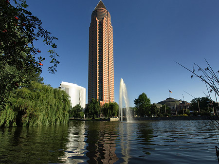 Foto Messeturm mit Ludwig-Erhard-Anlage - Frankfurt am Main
