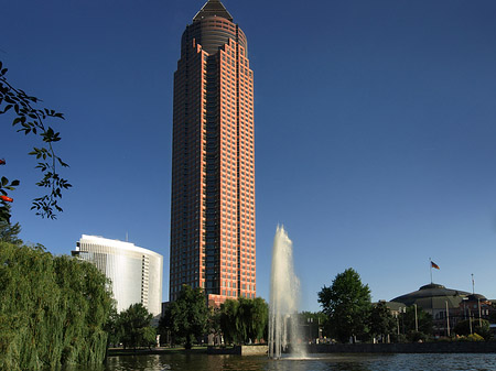 Messeturm mit Ludwig-Erhard-Anlage