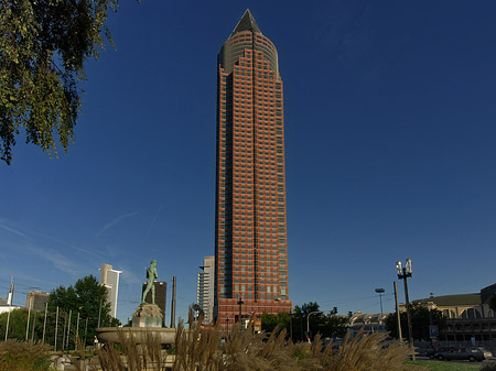 Foto Messeturm mit Merkurbrunnen