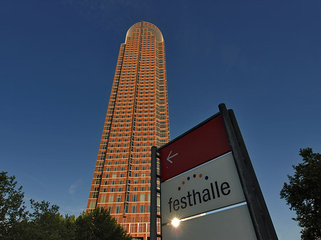 Foto Messeturm mit Festhallenschild - Frankfurt am Main