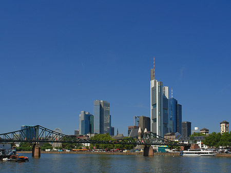 Skyline von Frankfurt mit eisernem Steg