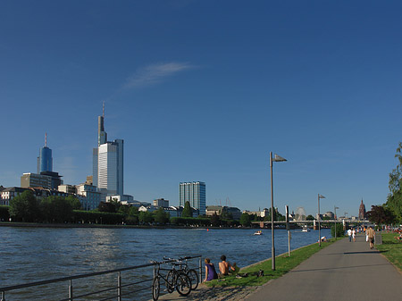 Fotos Skyline von Frankfurt mit Weg | Frankfurt am Main