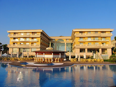 Foto Hotel mit Pool bei Dämmerung