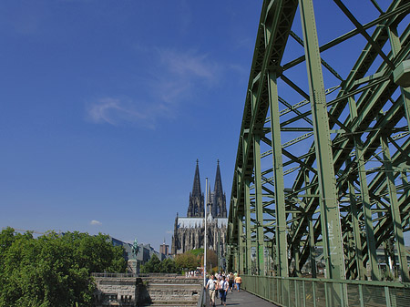 Hohenzollernbrücke beim Kölner Dom Foto 