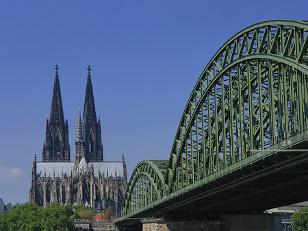 Hohenzollernbrücke beim Kölner Dom Foto 