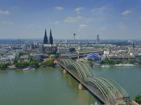 Hohenzollernbrücke und Kölner Dom aus der Ferne Foto 
