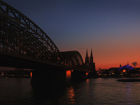 Fotos Kölner Dom hinter der Hohenzollernbrücke | Köln