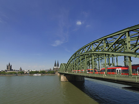 Foto Zug fährt über die Hohenzollernbrücke - Köln
