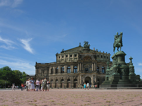 König-Johann-Statue mit Semperoper Fotos