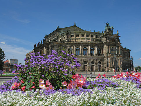 Semperoper mit Blumen