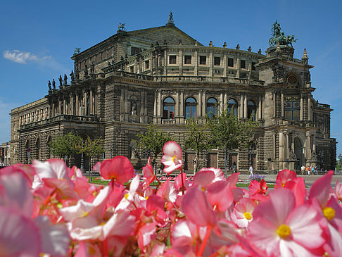 Semperoper mit Blumen